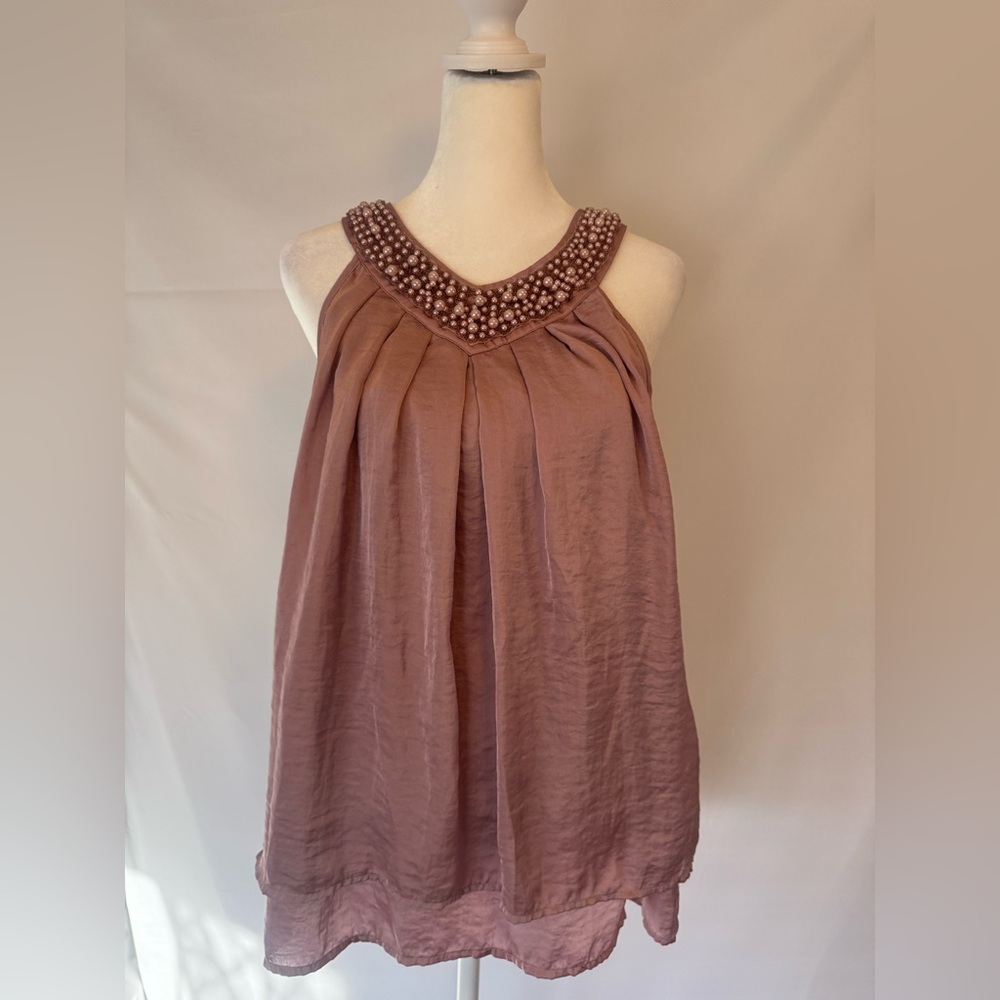 Adiva light mauve sleeveless crushed fabric shirt, size MED pearl detail V-neckl